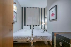 Postel nebo postele na pokoji v ubytování Modern and bright apartment in Eixample 1-2