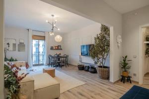 sala de estar con sofá y mesa en Luxury 4-bedrooms in Rambla de Catalunya en Barcelona