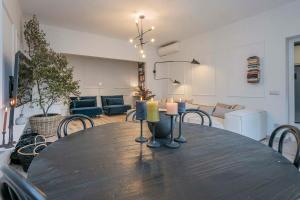 mesa de comedor con sillas y sala de estar. en Luxury 4-bedrooms in Rambla de Catalunya en Barcelona