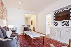 Ruang duduk di Casa Batlló - Luxury Historic 4BD 4BTH for 9 guests