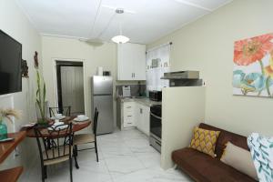 cocina y sala de estar con sofá y mesa en Hidden gem en Kingston