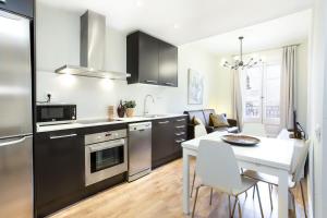 a kitchen and dining room with a table and a dining room at Centric 2bedroom in Las Ramblas 3 1A in Barcelona