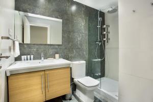 Koupelna v ubytování Centric 2bedroom in Las Ramblas 3 1A