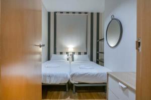 Postel nebo postele na pokoji v ubytování Modern and bright apartment in Eixample 2-2