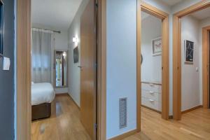 Postel nebo postele na pokoji v ubytování Modern and bright apartment in Eixample 2-2