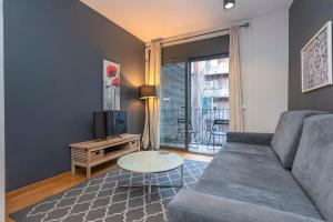 TV a/nebo společenská místnost v ubytování Modern and bright apartment in Eixample 2-2