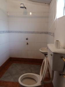 łazienka z toaletą i umywalką w obiekcie Yaya kilimani cottage B w mieście Nairobi