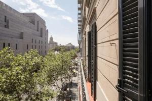 - Vistas a una calle de la ciudad desde un edificio en Plaza Catalunya Recently renovated 5BD-4BTH, en Barcelona