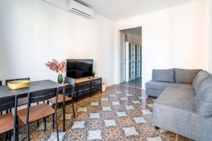 uma sala de estar com um sofá e uma mesa em Historic Catalan 4BD apartment in Gran Vía em Barcelona