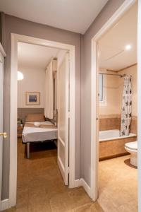 バルセロナにあるSants Estacio - Modern and comfy 4BD for 8 guestsのベッドルーム1室(ベッド1台、バスタブ、シンク付)