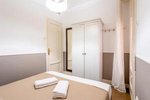 バルセロナにあるSants Estacio - Modern and comfy 4BD for 8 guestsのベッドルーム1室(ベッド1台、タオル2枚付)