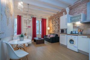 ein Wohnzimmer mit einer Küche und ein Wohnzimmer mit einem Tisch in der Unterkunft Exclusive 2 bedroom apartment in the city center in Barcelona