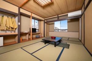 una habitación con una mesa en el medio de una habitación en Royal Hotel Kawaguchiko, en Fujikawaguchiko
