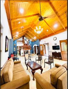ein großes Wohnzimmer mit Sofas und einem Tisch in der Unterkunft Opal Oasis Villa in Alībāg