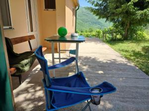 einen Tisch und einen Stuhl mit einem grünen Apfel drauf in der Unterkunft Valley Tara in Plužine