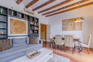 Posedenie v ubytovaní Cozy and bright 3BD apartment by Gran Via