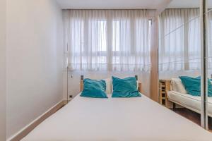 Posteľ alebo postele v izbe v ubytovaní Cozy and bright 3BD apartment by Gran Via