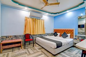 - une chambre avec un lit et une chaise rouge dans l'établissement BRILL A G STAR 500m from International Airport, à kolkata