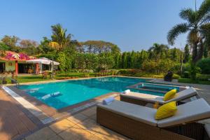 Πισίνα στο ή κοντά στο StayVista at Moksh Villa - BBQ & Jacuzzi