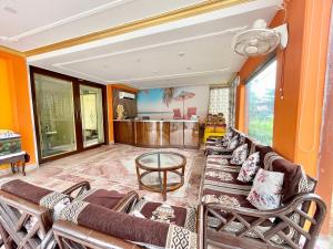 uma sala de estar com sofás e uma mesa em Hotel Surya Beach inn ! PURI near-sea-beach-and-temple fully-air-conditioned-hotel with-lift-and-parking-facility em Puri