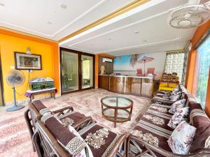 uma sala de estar com sofás e uma mesa em Hotel Surya Beach inn ! PURI near-sea-beach-and-temple fully-air-conditioned-hotel with-lift-and-parking-facility em Puri