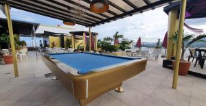 - un billard sur une terrasse avec des tables et des chaises dans l'établissement VIP 2BR Penthouse-Kandi Palace 155sqm w/ Jacuzzi, à Ángeles