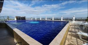 une grande piscine au sommet d'un immeuble dans l'établissement VIP 2BR Penthouse-Kandi Palace 155sqm w/ Jacuzzi, à Ángeles