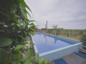 una piscina de agua azul en un patio en 大衛營農莊 en Ch'ing-shui