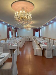 einen Bankettsaal mit weißen Tischen und weißen Stühlen in der Unterkunft Levon 2 Hotel, Restoran in Noyemberyan