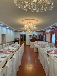 salę bankietową z białymi stołami i białymi krzesłami w obiekcie Levon 2 Hotel, Restoran w mieście Noyemberyan