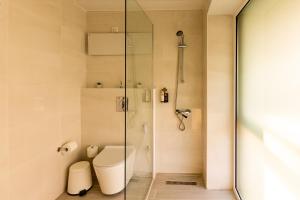 Un baño de BOUTiE Executive, a KalamataStay Property