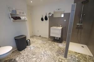 Koupelna v ubytování Freistehendes Haus im Nationalpark Gemünd mit E-bike Option! + 46 fotografií