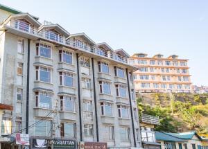ein großes Gebäude auf einem Berg in der Unterkunft Hotel Majestic Grand in Shimla