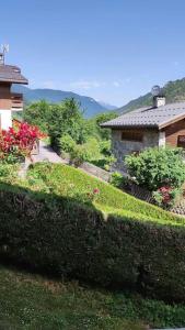 a view of a house and a garden with flowers at Belle maison traditionnelle - Les Chavonnes in Courchevel