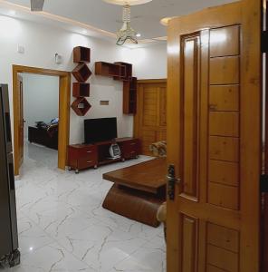 Televízia a/alebo spoločenská miestnosť v ubytovaní Haven Lodge, cheerful 3BHK in Bahria Enclave