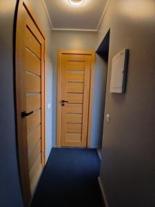 a hallway with a wooden door and a hallwayngth at Kannikese Exclusive Guesthouse in Eametsa