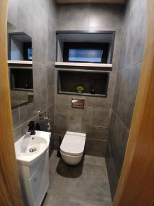 Łazienka z białą toaletą i umywalką w obiekcie Kannikese Exclusive Guesthouse w mieście Eametsa