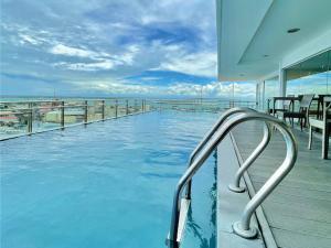 สระว่ายน้ำที่อยู่ใกล้ ๆ หรือใน One Central Hotel & Suites
