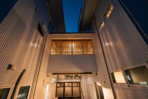 una vista exterior de un edificio por la noche en 宿と古道具 iyooo, en Nanao