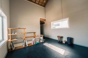 Palanda nebo palandy na pokoji v ubytování 宿と古道具 iyooo + 5 fotografií