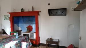 Habitación con espejo rojo y cama en Viandante, en Lecco