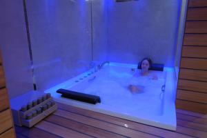 Eine Frau ist in einer Badewanne mit in der Unterkunft Elysium Deluxe Suites Antalya in Antalya
