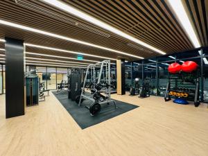 - une salle de sport avec des tapis de course et des équipements d'exercice dans un bâtiment dans l'établissement LUMIÈRE RESIDENT LUXURY SUITE, à Hô-Chi-Minh-Ville