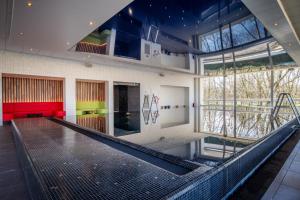 - une piscine avec un filet dans un bâtiment dans l'établissement Crowne Plaza Antwerpen, an IHG Hotel, à Anvers