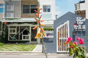 a house with a flower in front of it at 爸爸萬歲 PA pa B&B in Hualien City