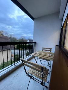 a balcony with a wooden bench and a table at HOME GREEN TOUCH - Fibre*Near Basel*Cosy in Saint-Louis
