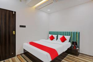 En eller flere senger på et rom på OYO Hotel La Quinta