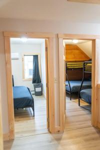 Adventurer's Home by Kingdom Trails and Burke Mtn emeletes ágyai egy szobában