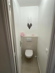 Habitación con baño pequeño con aseo. en Coliving - chambre jaune, en Sarcelles