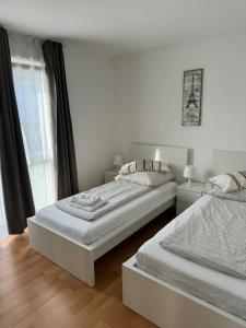 ミュンヘンにあるSahara Falconのベッドルーム1室(ベッド2台、窓付)